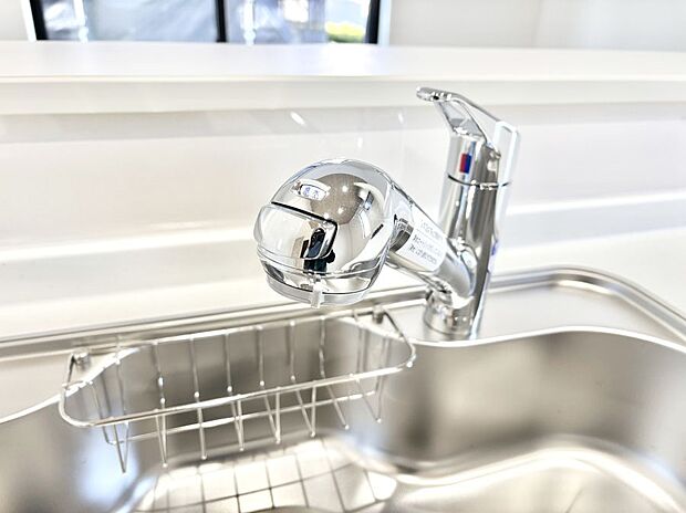 【その他設備(浄水器)】いつでも清潔なおいしいお水を。一つの水栓で水道水と浄水を使い分け。