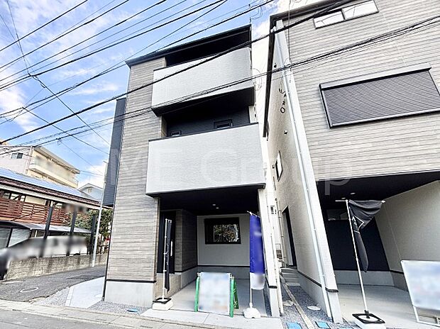 【現地外観写真】暮らしやすさと居心地の良さにこだわったシンプルで飽きのこないデザイン ！