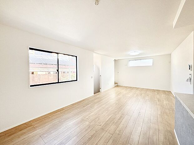 【ダイニング】明るい2階リビング！外からの視線をシャットアウトして家族のプライバシーを守ります。