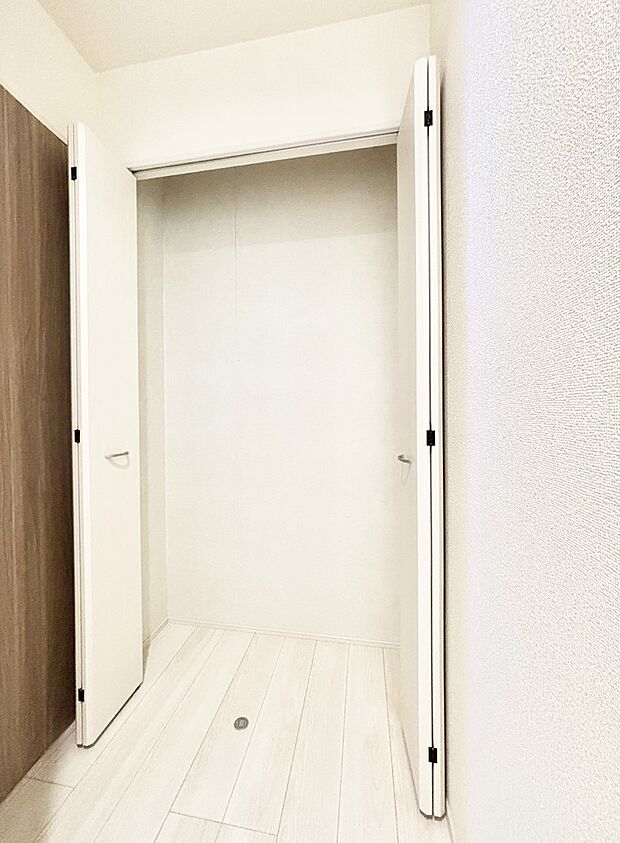 【その他設備(廊下収納)】廊下収納。掃除道具や季節の小物を収納することができます。