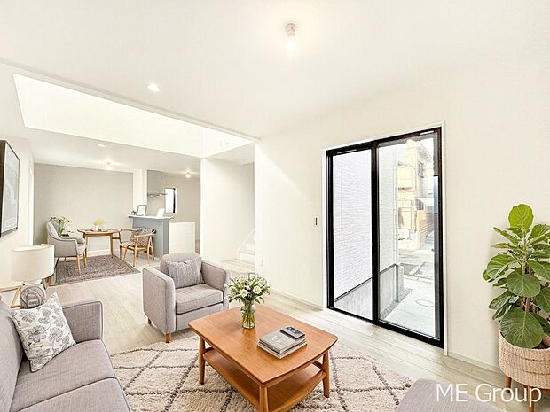 【リビング】家族の和やかな会話が聞こえてきそう。開放感のあるリビングです。※家具はCGです  