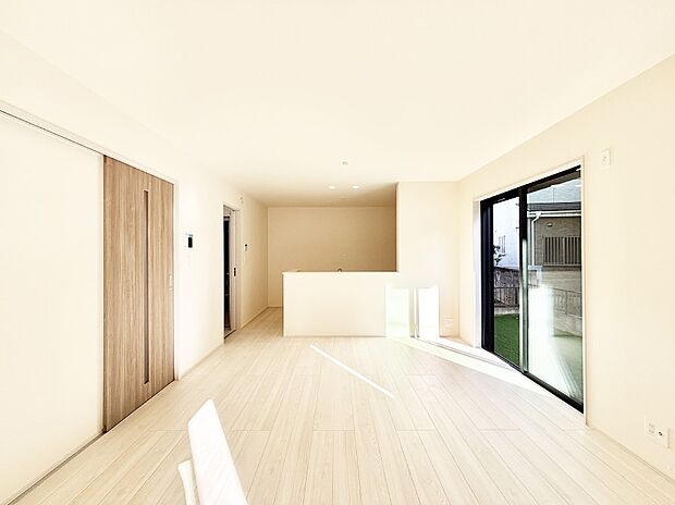 【リビングダイニング】明るい陽光が注ぎ、寛ぎの雰囲気に満たされるリビング・ダイニング。