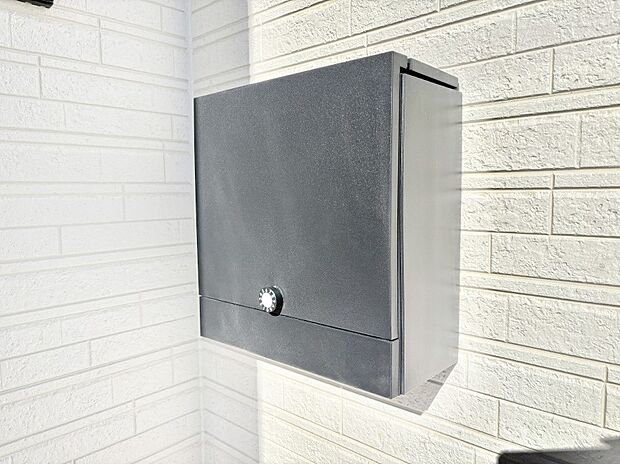 【その他現地】シンプルデザインのポスト。