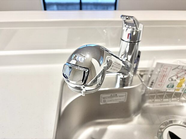 【その他設備(浄水器)】いつでも清潔なおいしいお水を。一つの水栓で水道水と浄水を使い分け。