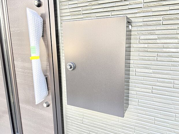 【その他現地】シンプルデザインのポスト。