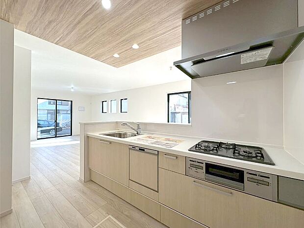 【ダイニングキッチン】料理をしながらでもご家族との会話を楽しめる対面キッチン