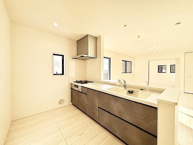 【ダイニングキッチン】料理をしながらでもご家族との会話を楽しめる対面キッチン