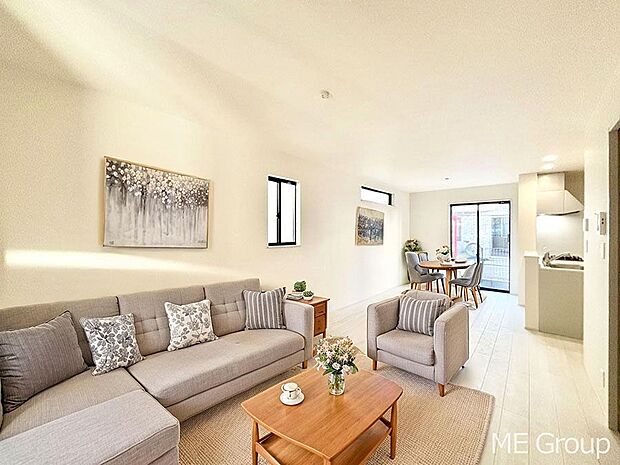 【リビング】ご家族の賑やかな話し声で包まれる明るいリビング  ※家具はCGです