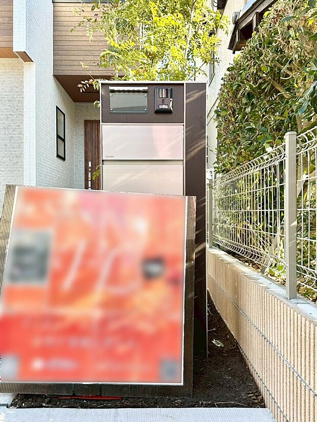 【その他現地】表札・インターホン・ポスト・宅配ＢＯＸをひとつに集約。エントランスになじむシンプルデザイン。　