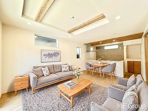 【リビング】ご家族の賑やかな話し声で包まれる明るいリビング  ※家具はCGです　