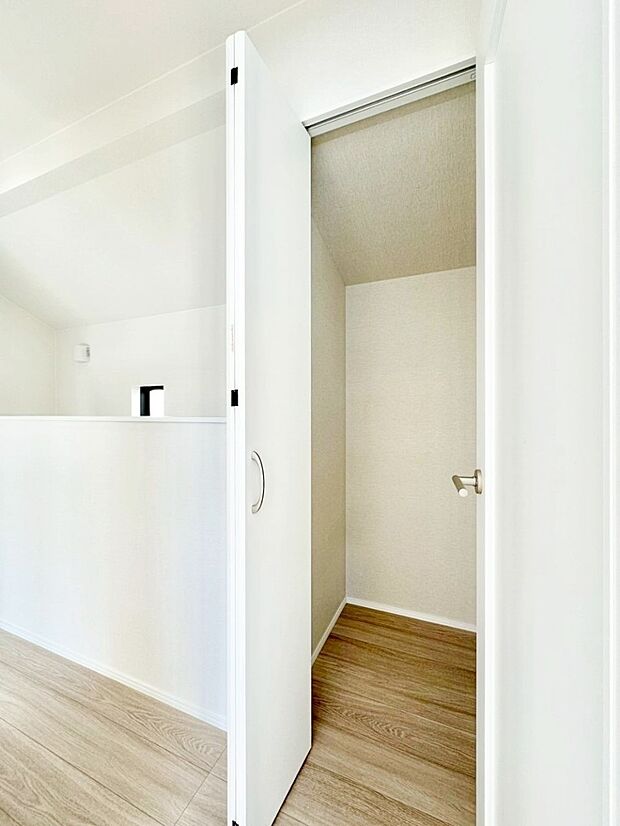 【その他設備(廊下収納)】廊下収納。掃除道具や季節の小物を収納することができます。