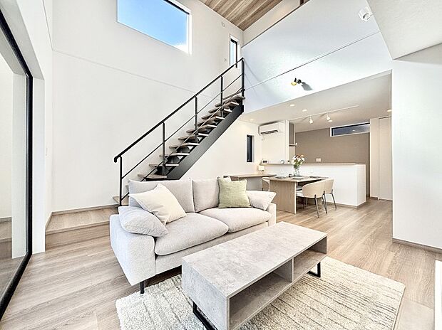 【リビング】家族の和やかな会話が聞こえてきそう。開放感のあるリビングです。