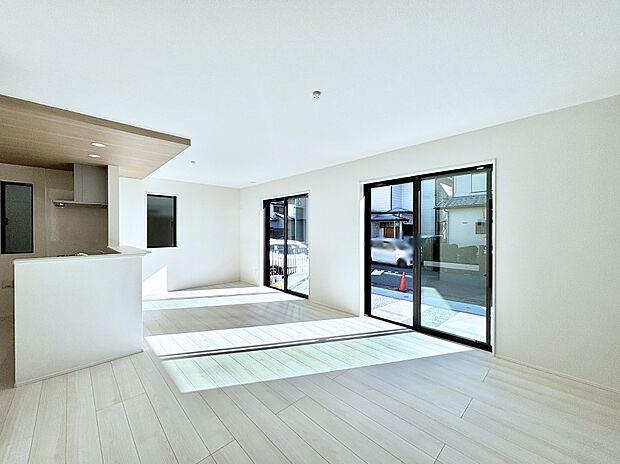 【リビングダイニング】大きな窓からたっぷりの陽光と風を感じられるリビング