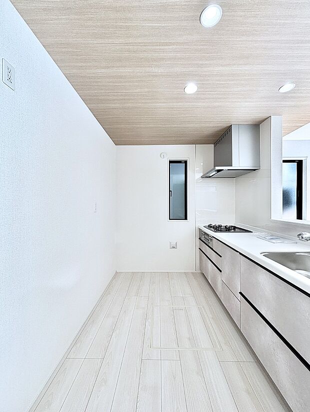 【ダイニングキッチン】爽やかな風が通り抜けるキッチン。窓があるので明るく換気にも役立ちます。