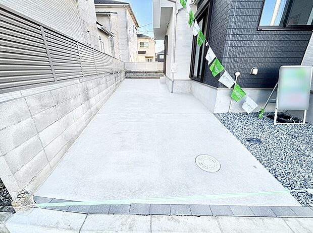 【駐車場】駐車2台可能！急なお客様の駐車に。また、ご家族の自転車スペースとしても大活躍。