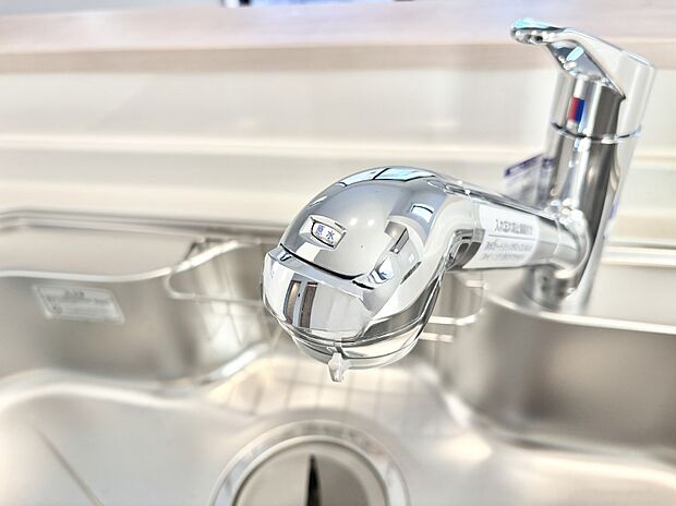 【その他設備(浄水器)】いつでも清潔なおいしいお水を。一つの水栓で水道水と浄水を使い分け。