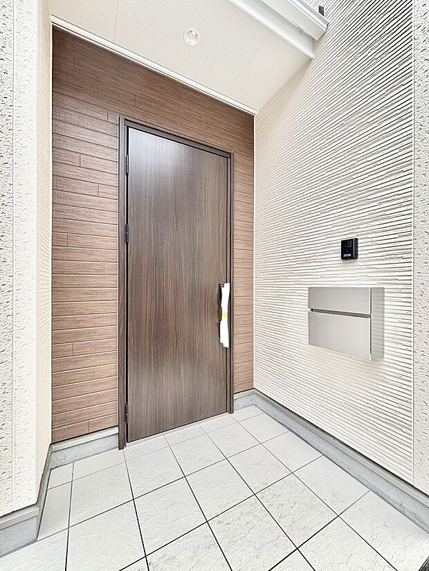 【玄関】玄関前は雨が降っても濡れにくい屋根付き