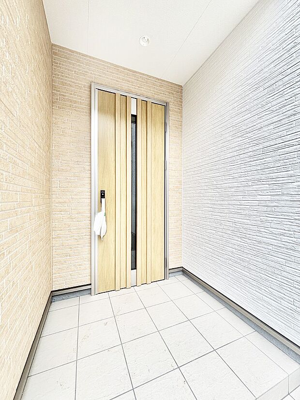 【玄関】玄関前は雨が降っても濡れにくい屋根付き