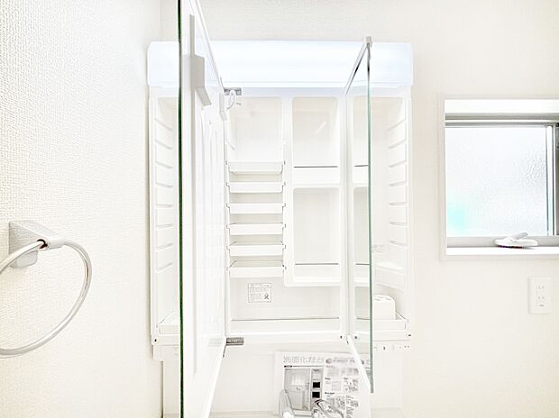 【その他設備(三面鏡裏収納)】三面鏡の裏に、化粧品や衛生用品などを収納可能。洗面台をすっきりと保ちます！