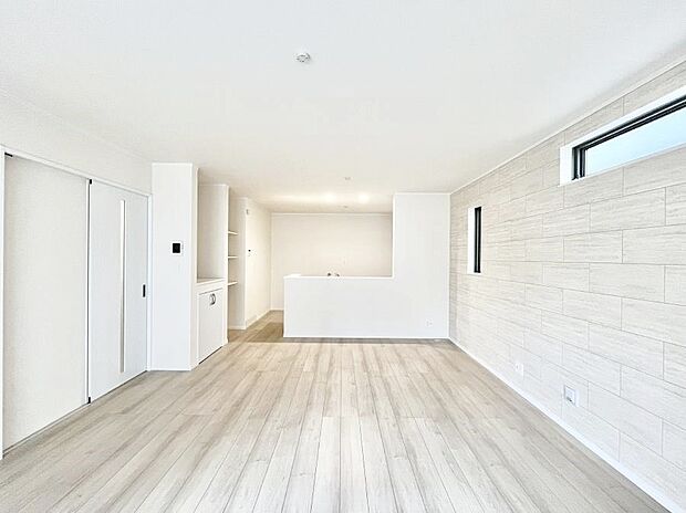 【ダイニング】シンプルなデザインなのでインテリアを考えるのも楽しみですね！