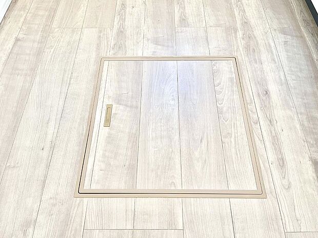 【その他設備(床下収納)】床下収納付き！日用品・非常用品の収納にも大活躍。