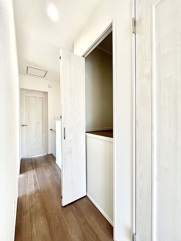 【その他設備(廊下収納)】廊下収納。掃除道具や季節の小物を収納することができます。