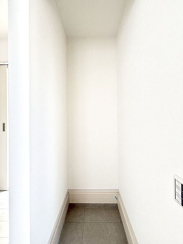 【その他設備(ＳＩＣ)】散らかりがちな玄関もスッキリ！ご家族の靴もスッキリ収納できるSIC付き！  