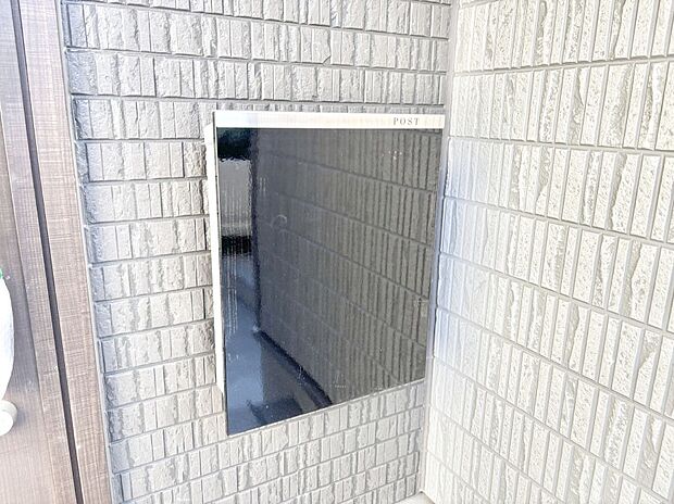 【その他現地】シンプルデザインのポスト。