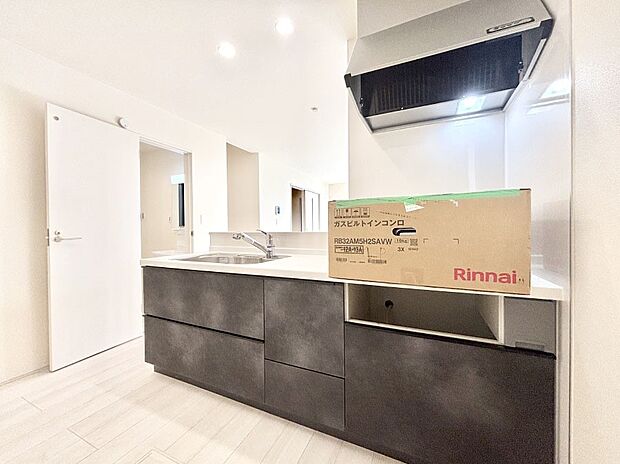 【ダイニングキッチン】料理をしながらでもご家族との会話を楽しめる対面キッチン