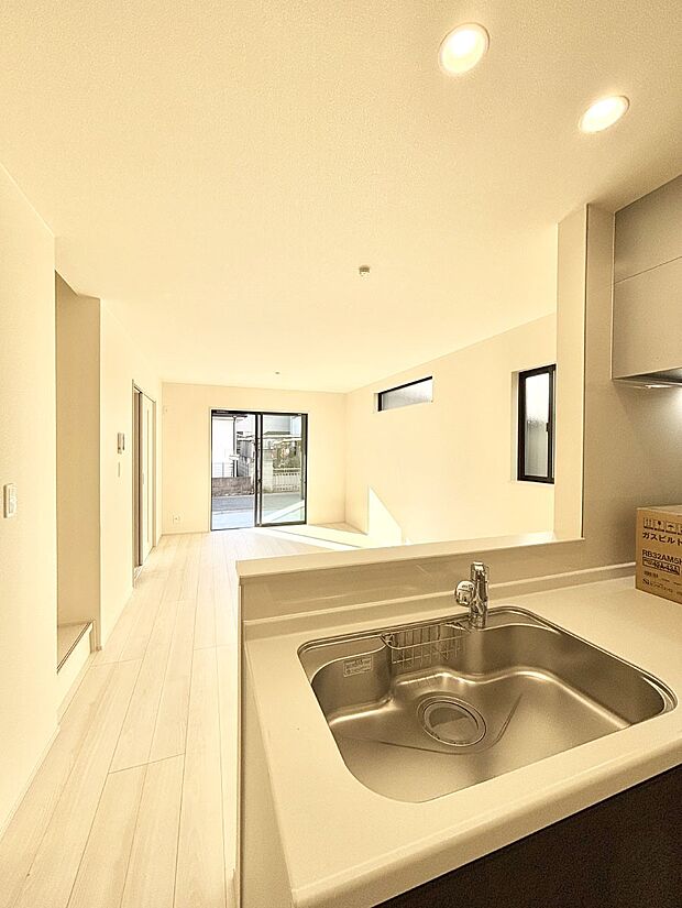 【その他設備(シンク)】広々としたシンクでお料理やお皿洗いもラクラク快適に！