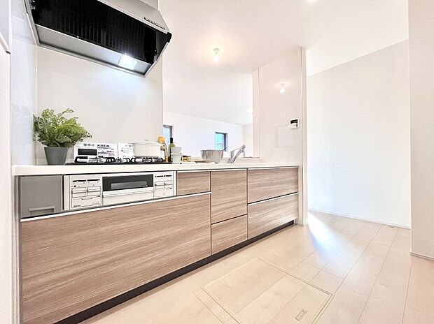 【ダイニングキッチン】料理をしながらでもご家族との会話を楽しめる対面キッチン