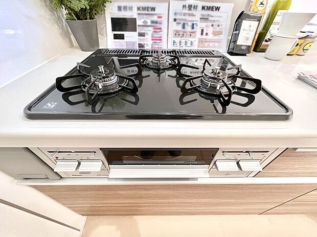【その他設備(Ｓｉセンサーコンロ)】ガスコンロはＳｉセンサー搭載。火力調節や焦げ付き・消し忘れも防いでくれます。