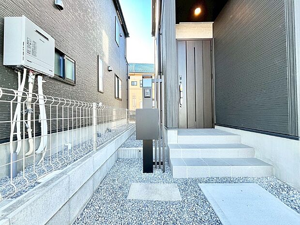 【その他現地】シンプルデザインのポスト。