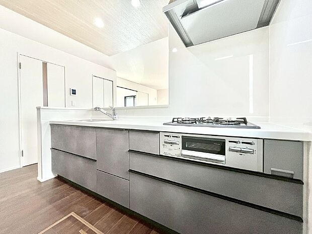 【ダイニングキッチン】料理をしながらでもご家族との会話を楽しめる対面キッチン