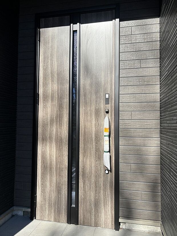 【玄関】大切な家族、来客を出迎える玄関。