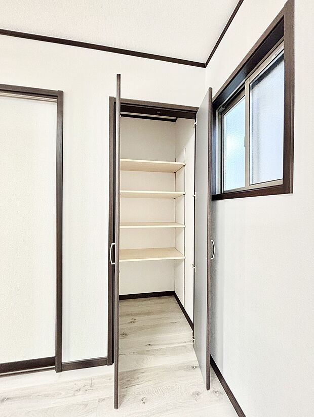 【その他設備(キッチン横収納)】食材のストックはもちろん、日用品の収納など使い方はいろいろ!