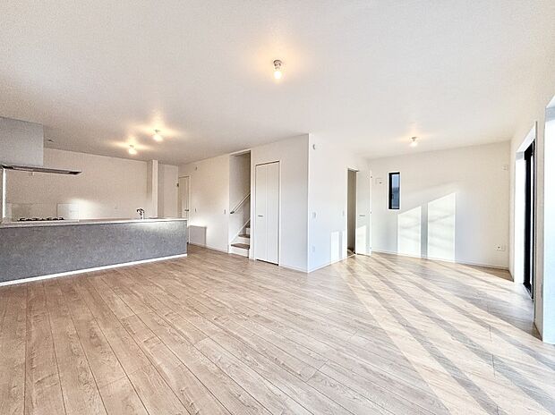 【リビングダイニング】明るい陽光が注ぎ、寛ぎの雰囲気に満たされるリビング・ダイニング。 