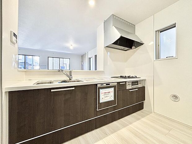 【ダイニングキッチン】料理をしながらでもご家族との会話を楽しめる対面キッチン