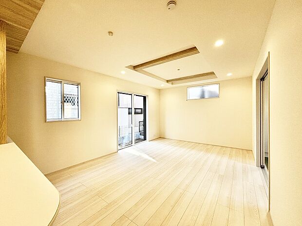 【リビングダイニング】大きな窓からたっぷりの陽光と風を感じられるリビング