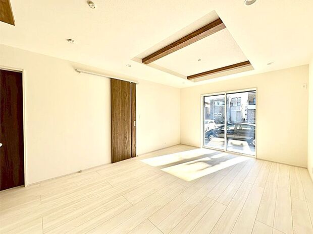 【リビングダイニング】折上天井は立体的な奥行きがあるので、天井が広く見えて開放的な空間を演出できます。  