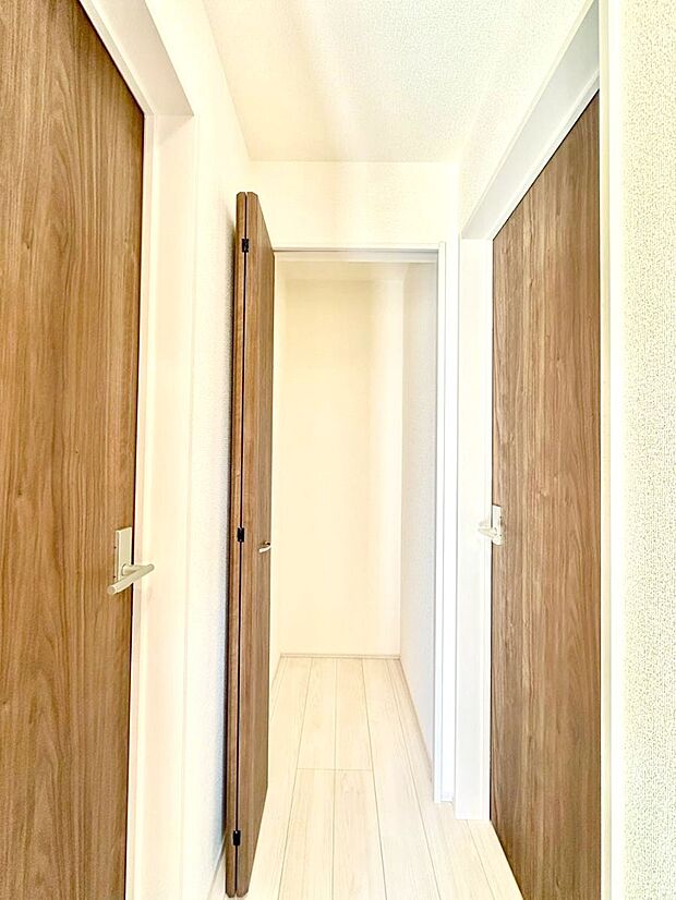 【その他設備(廊下収納)】廊下収納。掃除道具や季節の小物を収納することができます。