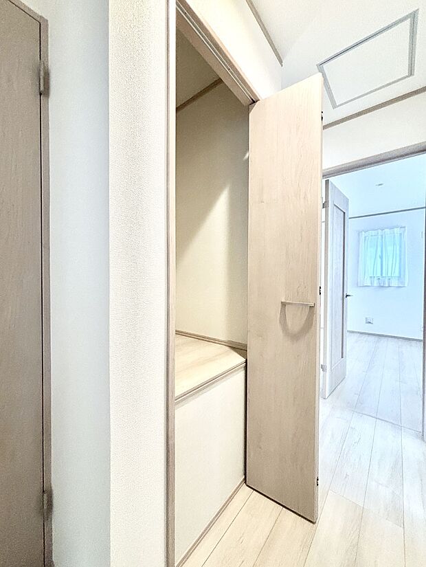 【その他設備(廊下収納)】廊下収納。掃除道具や季節の小物を収納することができます。