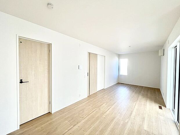 【ダイニング】明るい陽光が注ぎ、寛ぎの雰囲気に満たされるダイニング。   