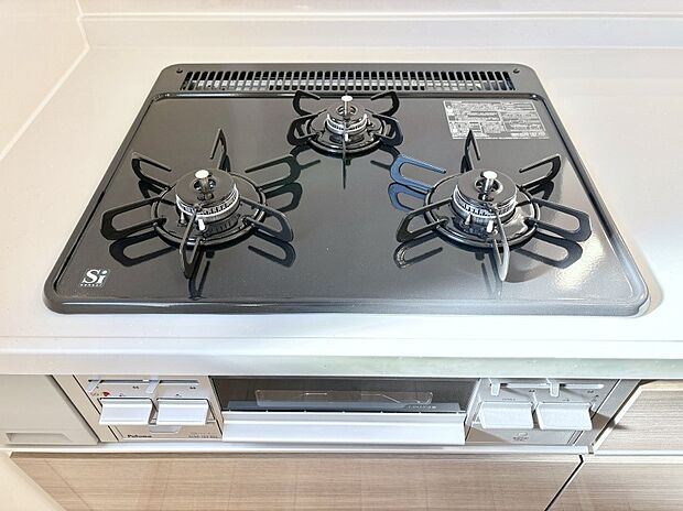 【その他設備(Siセンサーコンロ)】ガスコンロはSiセンサー搭載。火力調節や焦げ付き・消し忘れも防いでくれます。