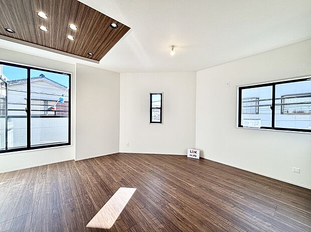 【リビングダイニング】明るい2階リビング！外からの視線をシャットアウトして家族のプライバシーを守ります。