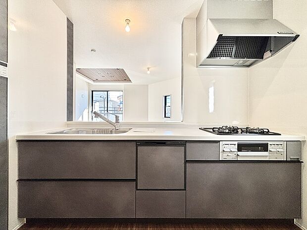 【キッチン】リビングを見渡せる人気のカウンターキッチン。 家族を見守りながら家事をすることができます。