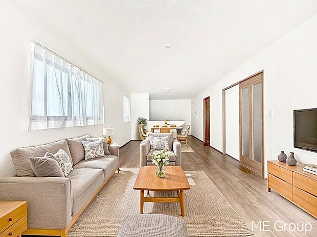 【リビング】家族の和やかな会話が聞こえてきそう。開放感のあるリビングです。※家具はCGです