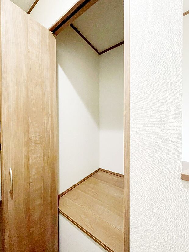 【その他設備(廊下収納)】掃除用具や生活雑貨の保管に便利な廊下収納