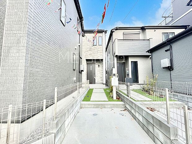 【現地外観写真】洗練された外観、上質な住空間が広がる室内は永く安心して過ごせる住居です。