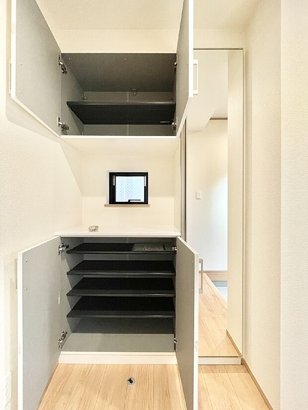 【その他設備(シューズボックス)】玄関をスッキリ・清潔に見せる豊富な収納スペースです。